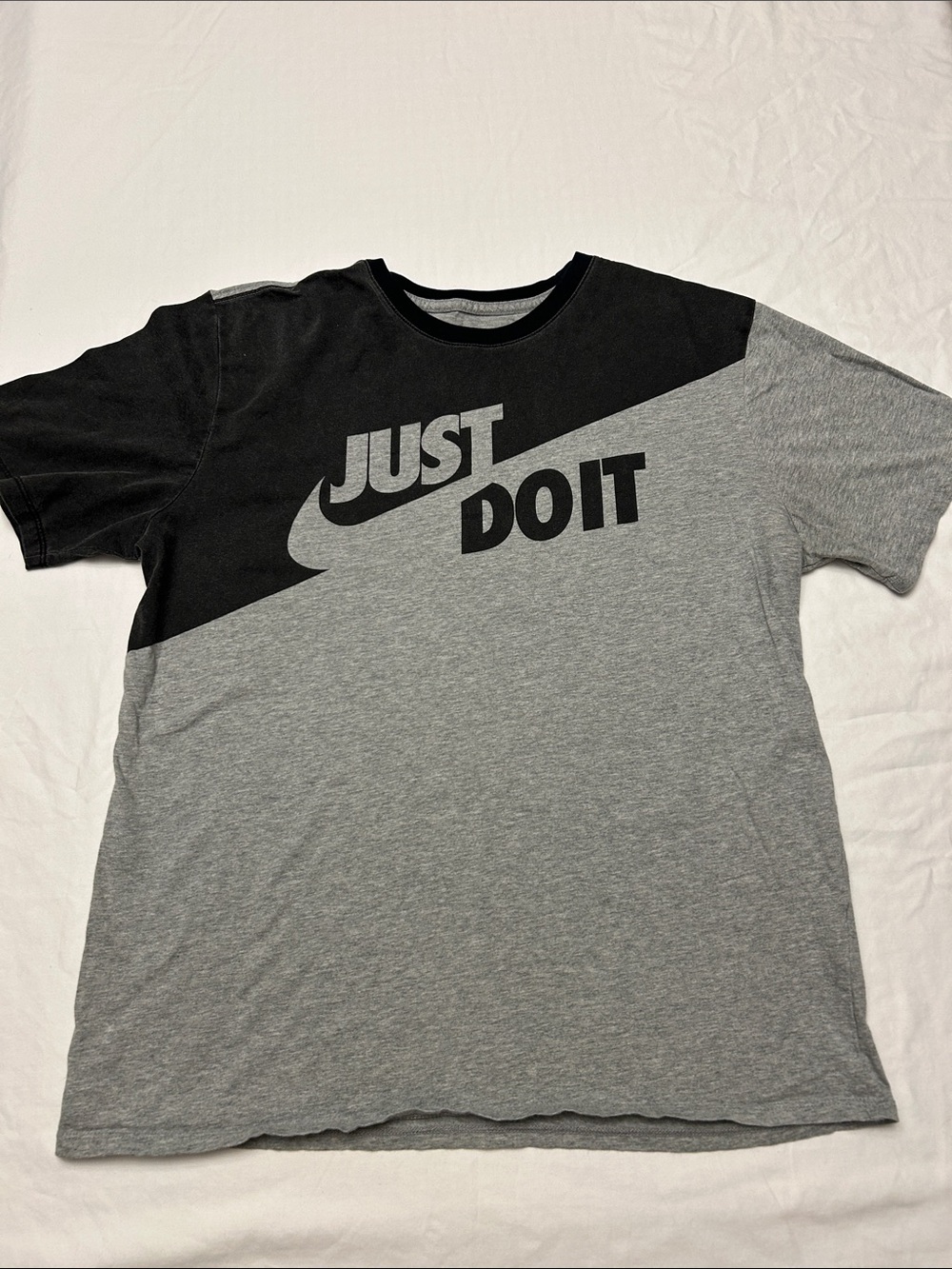 Nike Men's 'Just Do It' Diagonal Colorblock Tee - Black & Gray